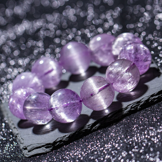 Natural old-mined kunzite bracelet, with a clear body and cat's eye effect. - Image 2