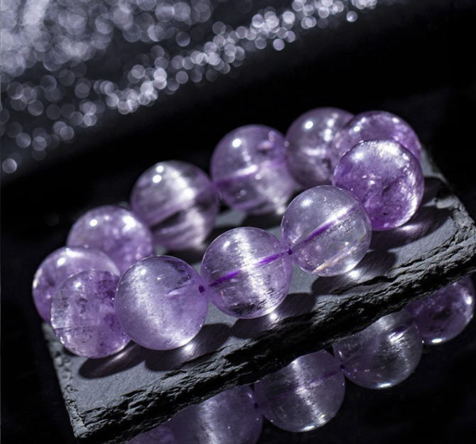 Natural old-mined kunzite bracelet, with a clear body and cat's eye effect. - Image 4